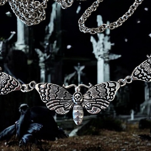 Sexy and dark silver toned dead head moth pendants choker necklace - Picture 5 of 17